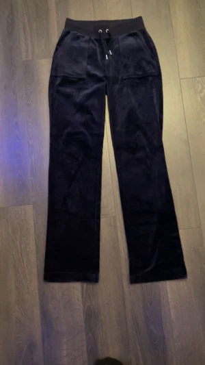 Juciy conture  - Säljer dessa Juciy conture byxor i storlek xs, använda fåtal gånger och köpta för 1100. Säljer för 650kr. Marinblåa med fickor bak