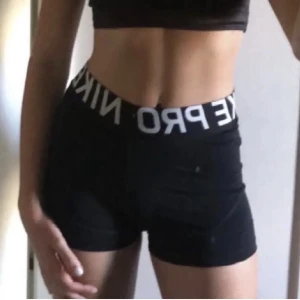 Nike PRO shorts - Säljer mina nike tränings shorts! Skicket på själva shortsen är bra men nike märket är lite mer slitet. Andra bilden är på mig & mina shorts! Glöm inte att kolla in mina andra annonser för trendiga kläder!