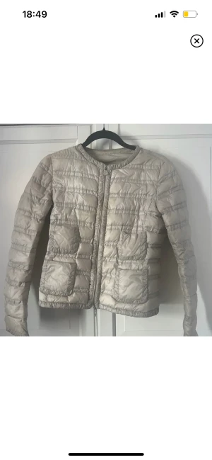 Moncler jacka - Säljer denna super fina Moncler jackan som är perfekt nu till hösten! Jacka är i modellen lissy💗säjer pga den inte kommer till användning💗tveka inte på att fråga saker eller annnat