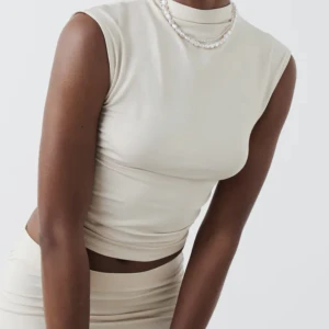 Gina topp - Gina topp, storlek Xs,säljer i 2 färger denna och en typ mörkblå, skriv för fler bilder, endast använder 1 gång, köpare står för frakt 