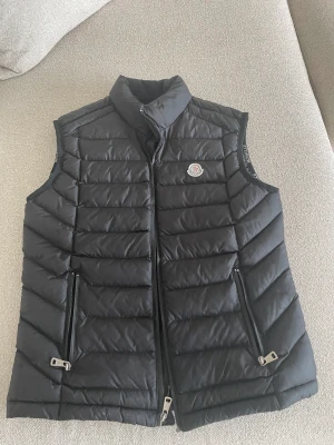 Monclear väst - Snygg och fräsch väst från monclear, Den är äkta, storlek M. Dragkedjan är sönder. Har inte tid eller ork att fixa den. 
