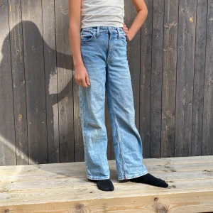 Jeans stl 134 - High waisted jeans från H&M i stl 134. Justerbar midja. 