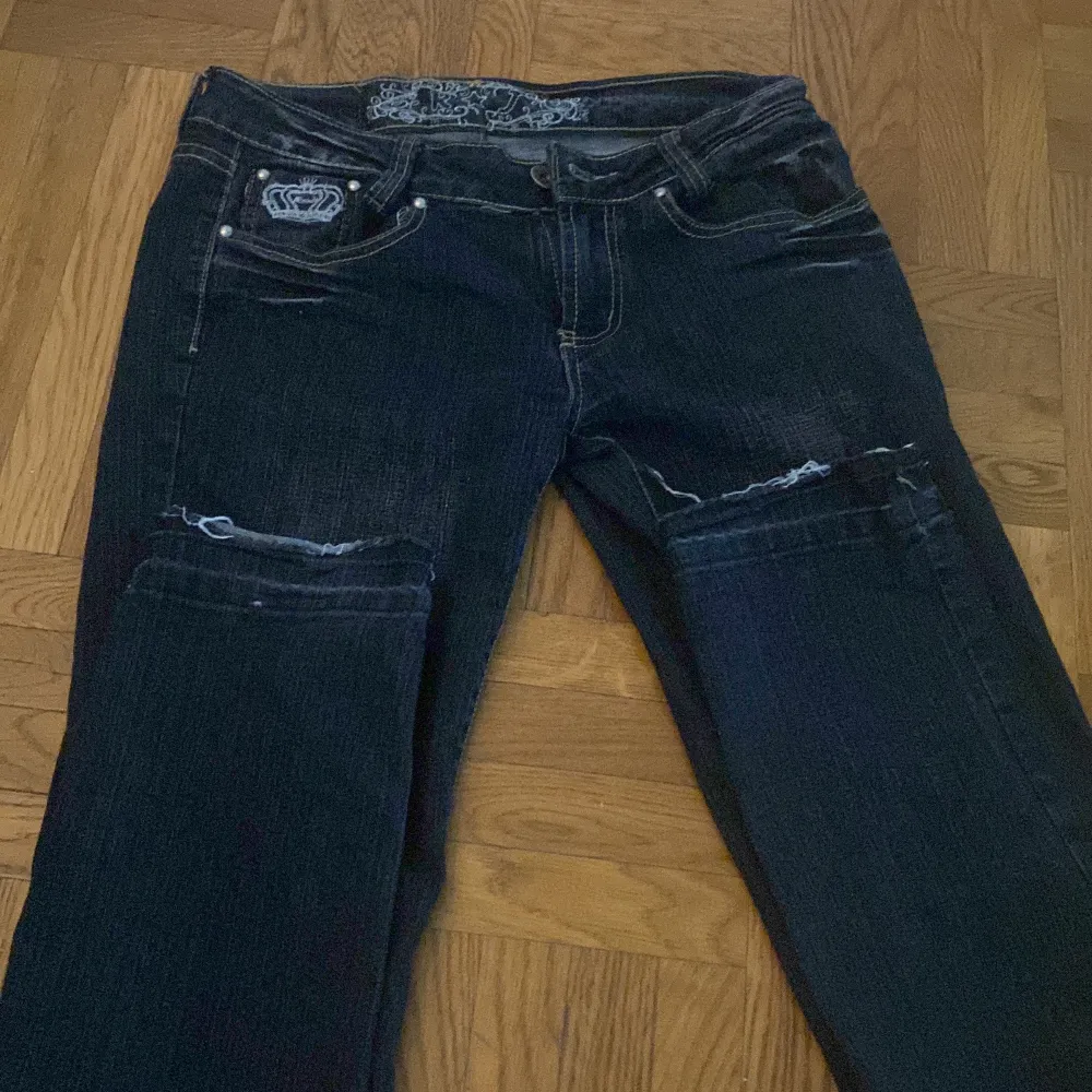 Low waist jeans väldigt lika Victoria Beckham jeans men det är inte det märket. Köpta här på plick. Skriv vid mer frågor. Använd köp nu.  REA JUST NU‼️. Jeans & Byxor.