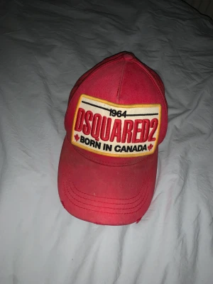  DSQUARED2 keps  - Säljer nu min keps då den ej kommer till användning. Den är i bra skick men lite solblekt. Nypris 2079 kr 