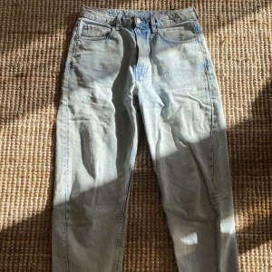 Meg high mom jeans -  Meg high mom jeans från Weekday, köparen står för frakt. 