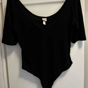 Fin body - Använd 1-2 gånger, fin urklippning vid brösten och passar till allt, skönt material.