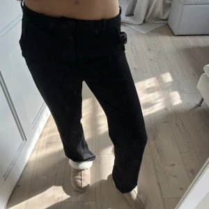 Kostymbyxor  - Svarta långa kostymbyxor från    vero moda