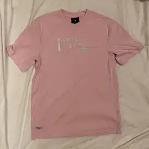 Rosa T-shirt som är i nyskick💕 Frakt tillkommer📦
