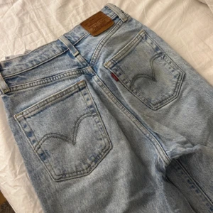 Levis jeans - Bätte bra skick och tajta där uppe och blir raka efter knäna. Storlek 23(xs) . Passar mig i benen perfekt och jag är 163cm Lång