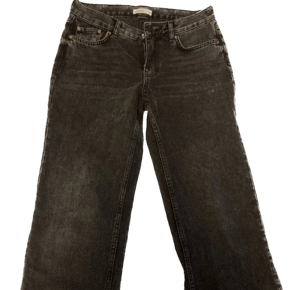 Jättesnygga lågmidjade jeans som inte kommer till användning längre. Säljer till ett lågt pris men går att pruta☺️. Jeans & Byxor.