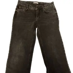Jättesnygga lågmidjade jeans som inte kommer till användning längre. Säljer till ett lågt pris men går att pruta☺️