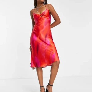 Röd satin klänning  - Bershka twist front satin midi dress in red blurred print