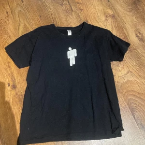 Billie eilish T shirt  - Nypris 149kr, mycket bra skick, fyndiq 35+ BILLIE EILISH PRODUKTER KOLLA MITT KONTO