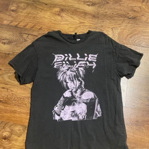Billie Eilish t shirt  - Oversized, nypris 149kr, hm, nyskick 35+ BILLIE EILISH SAKER KOLLA MITT KONTO