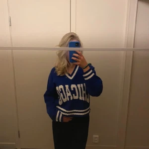 Blå Stickad Tröja - Stickad tröja med v-ringad hals, tröjan är nästan inte alls använd och är normal i storleken. 💓 Tröjan har ett tryck på framsidan (kolla bilderna). 