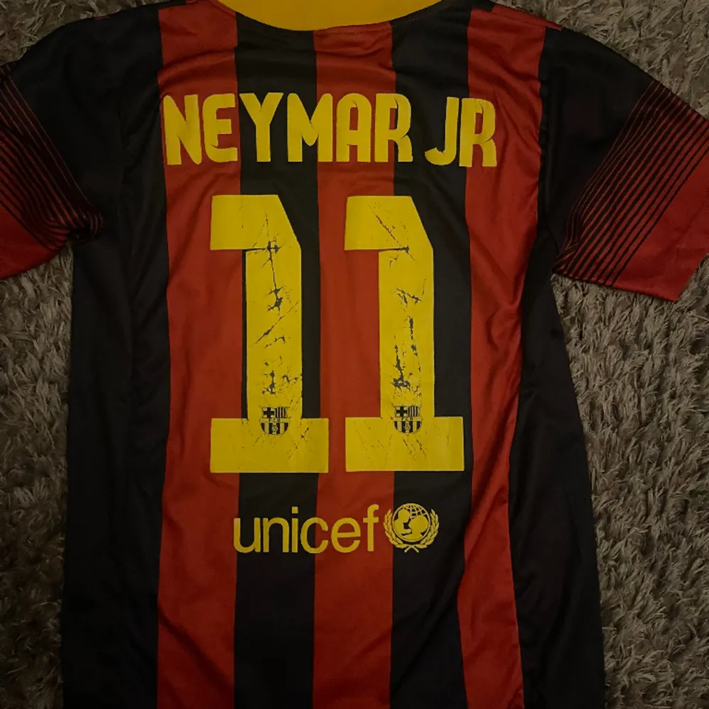 Neymar tröja för barn i storlek 140! . T-shirts.