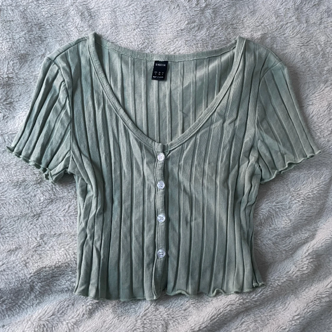 Grön tröja med knappar