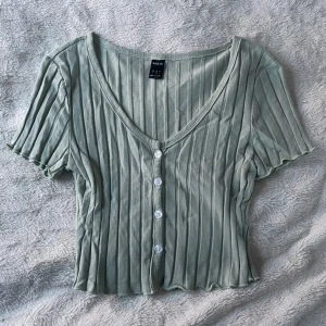 Grön tröja med knappar - Aldrig använd, bara testat 1 gång.