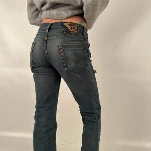 Jättecoola lågmidjade straight jeans från Levis!😍Ungefär storlek S