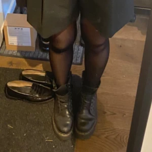 DR.MARTENS JADON - Storlek 36 passar även 37, liten spricka i lädret