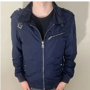 Snygg field jacka från Toofashion - Rensar ut kläder så först till kvarn! Säljer en snygg fieldjacka från Toofashion i grymt skick, inga defekter. Storlek S. Modellen är 180 cm. Säljer för endast 99kr!! Skriv vid minsta fundering!📩