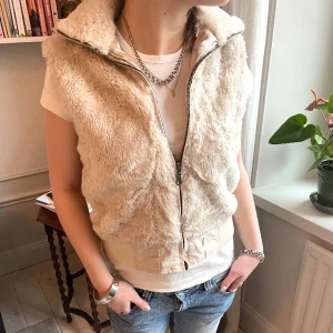 Pälsväst - Jätte fin ljus pälsväst, super skick och sitter perfekt Skriv för frågor🤍