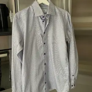 Säljer min Eton Skjorta då jag inte använder den längre. 10/10 skick. Inga defekter. Nypris runt 1600 mitt pris 550. Hör av dig om du har några frågor!