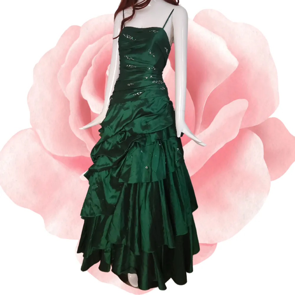 En underbar, mörkgrön balklänning med snörning baktill 🌿 Jättefint skick, passar storlek 36-38 🌹 För längden: Skyltdockan är 1,88 & jag är 1,67. Klänningar.