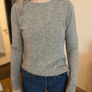 Grå stickad tröja Massimo Dutti - Grå stickad tröja från Massimo Dutti i 100% cashmere. 