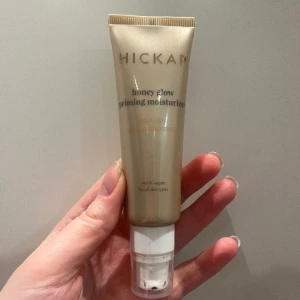 Hickap - Säljer denna glow primer ifrån hickap, då den inte passade min hud alls. 95% kvar av den. 