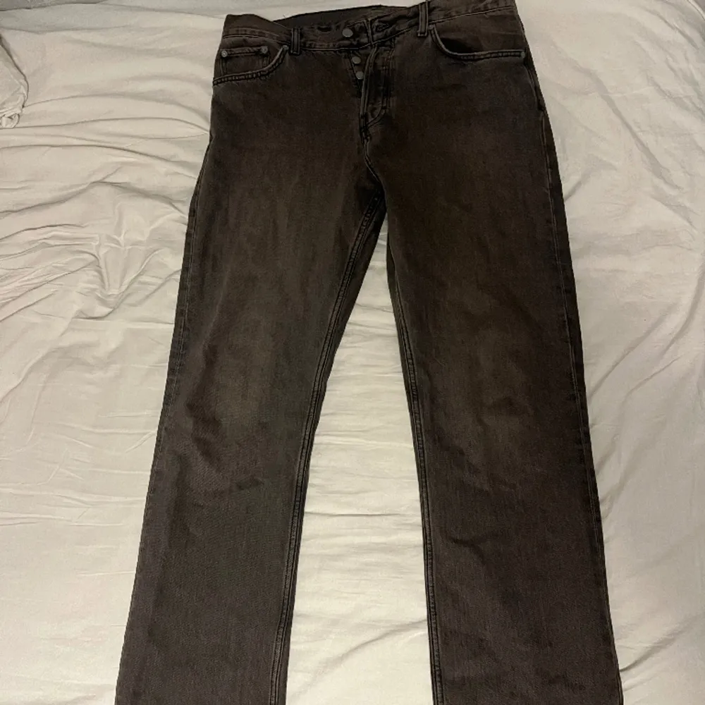 Ett par schyssta Weekday space relaxed jeans i färgen ”Dark Grey”. Använda en gång och är lite stora på mig. Jag är 182 cm. . Jeans & Byxor.