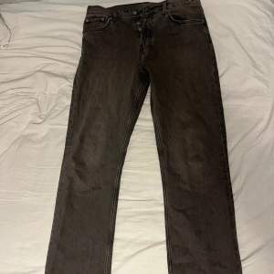 Ett par schyssta Weekday space relaxed jeans i färgen ”Dark Grey”. Använda en gång och är lite stora på mig. Jag är 182 cm. 