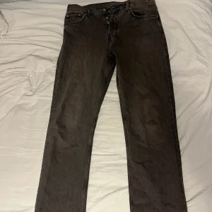 Weekday Jeans - Ett par schyssta Weekday space relaxed jeans i färgen ”Dark Grey”. Använda en gång och är lite stora på mig. Jag är 182 cm. 