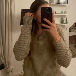 Kofta - Säljer denna fina Zara koftal som använts fåtal gånger och i väldigt bra skick. Säljer pågrund av att den tyvärr inte används mycket💗