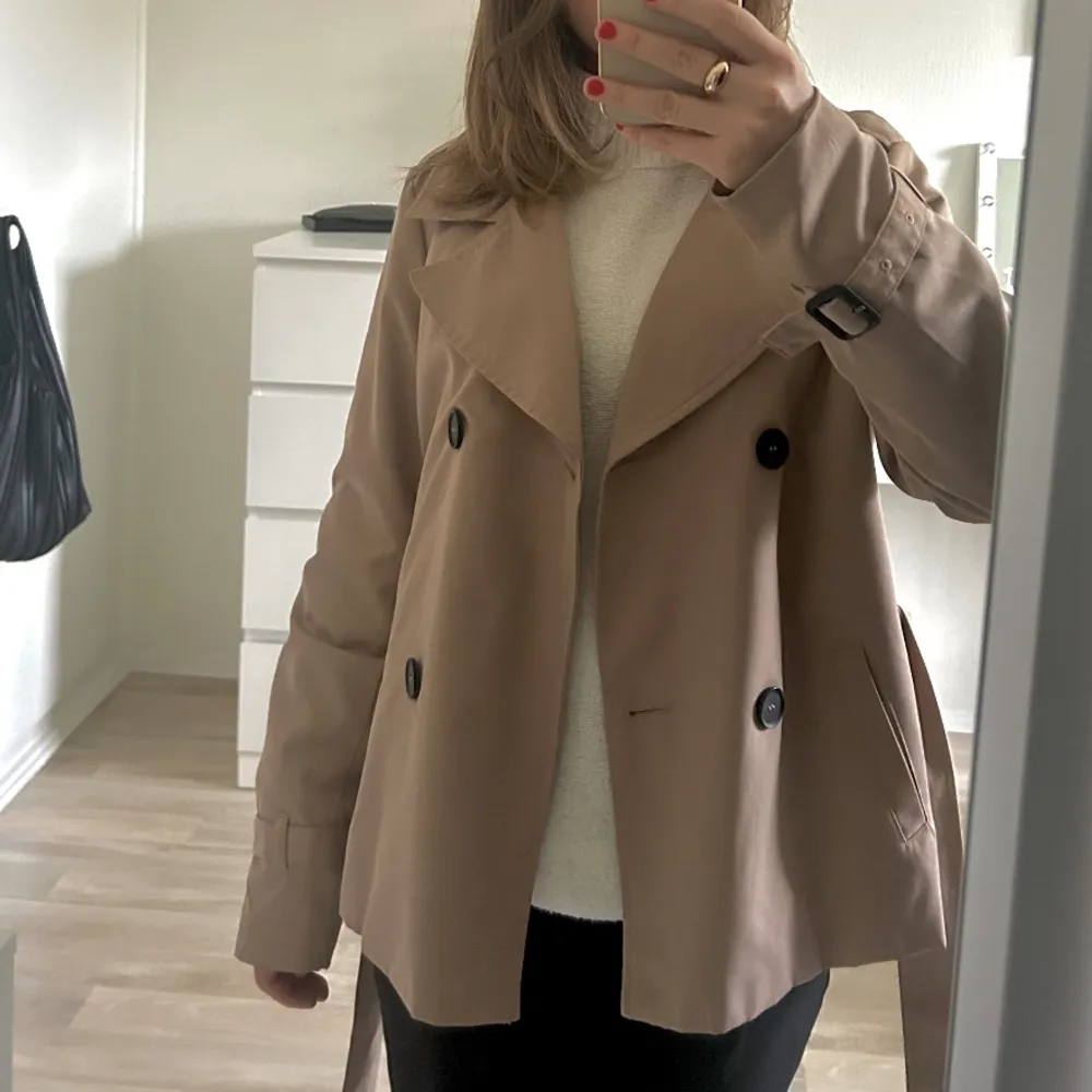 Superfin trenchcoat från Only som tyvvär inte kommer till användning längre💗Den är i fint skick och inga defekter😇Passar mig som brukar ha XS/S i jackor! (Frakt tillkommer).. Jackor.