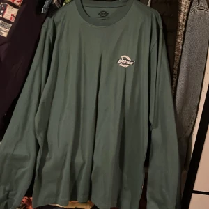 Sweatshirt  - Ny sweatshirt st.L I fin färg med prislappen.