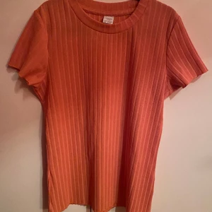 Rosa t-shirt  - Jätte fin rosa t-shirt som är i fantastiskt skick. Passar perfekt till båda skolan och fester💕💕