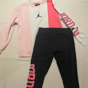Jordan set barn - Jordan set rosa barn, i jättebra skick och använd endast ett par gånger 💕. Pris kan diskuteras ! 🌟 Hoodien är i storlek 152-158 och byxorna är i storlek 158-170💕