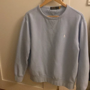 Ralph lauren sweatshirt  - Ralph lauren ljusblå sweatshirt i nyskick, 9/10! Storlek medium men passar också S bra!  Nypris ligger runt 1700 mitt pris 500! Priset kan dock diskuteras! Hör av dig vid frågor eller funderingar!