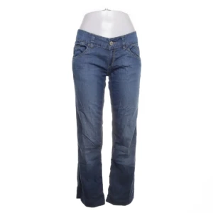 Lågmidjade jeans - Lågmidjade och lite baggy/utsvängda jeans köpta på sellpy. Älskar dem men tyvärr passar de inte mig😭 Prissänkning vid snabbt köp