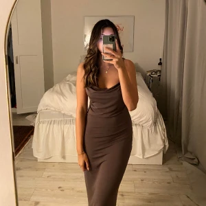 Brun/grå långklänning med öppen rygg  - Superfin klänning från zara, aldrig använt