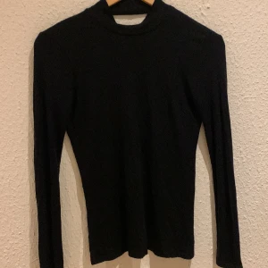 nelly topp/tröja❤️ - nelly topp/tröja i fint skick strl s på den men passar xs-m. såå vacker öppning på ryggen❤️