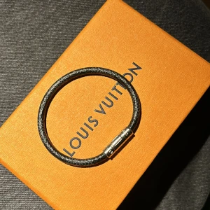 Louis Vuitton Keep it bracelet - Säljer mitt svin snygga LV armband då det inte riktigt passar min stil längre. (Nypris 2700:- Skick 9-10) 100 procent äkta, bevis finns!