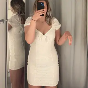 Denna fina vita klänning från H&M kommer tyvärr inte till användning länge, super fin och används några få gånger❤️ hör gärna av er vid frågor eller funderingar❤️