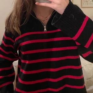 Tröja från zara - Svart med röda ränder. Knappt använd. Pris kan diskuteras. 