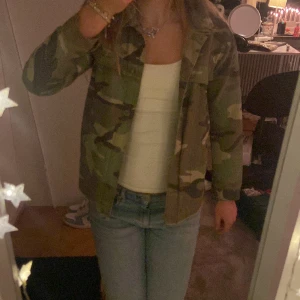 Camouflage jacka - Jättecool jacka med camouflage mönster från Zara som tyvärr har blivit för liten ❤️I storlek 152 men skulle säga att den passar xs💕 skriv om du har några finderingar
