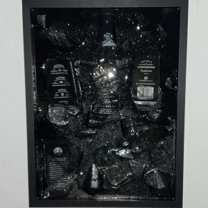 Jack Daniels  - Hej allihopa, vi är 5 personer som driver ett Uf företag och vi finns här för dig med vår konst till ett snyggare och lyxigare hem.Priset ligger just nu på 700kr men ni kan även komma med ett bud. Fler bilder kan skickas☺️☺️  