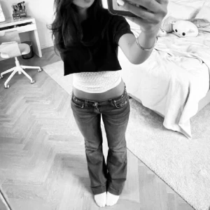 Lågmidjade bootcut  - Säljer dessa perfekta mörkblå lågmidjade bootcut jeans från 7 for all mankind, nypris ca 2500 säljer för 700, 650 vid snabb affär!❤️midjemått ca 40 rakt över och innebenslängd 84