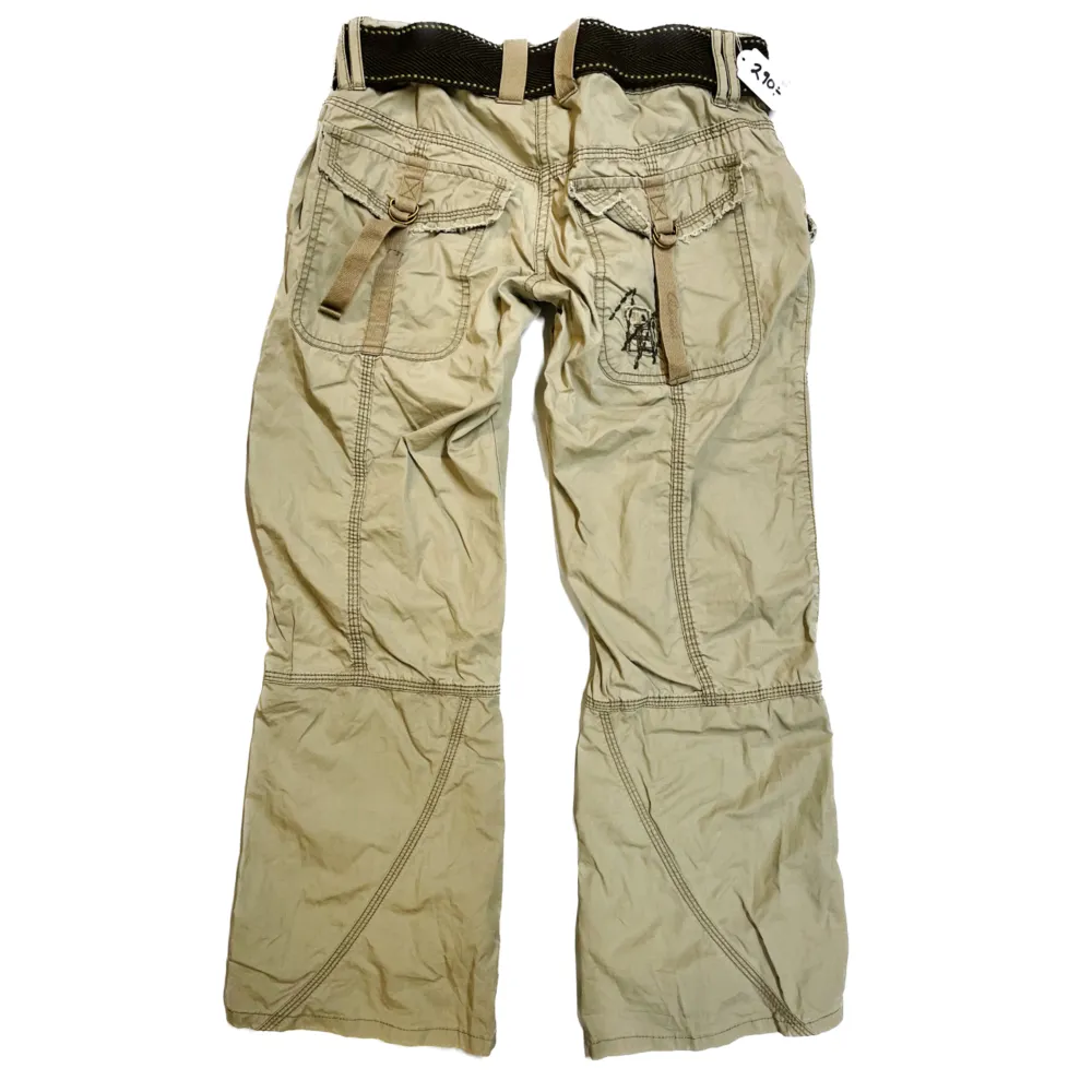 Coola byxor, passar lite kortare personer, annars kan de bäras som korta byxor. Jeans & Byxor.