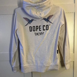Dope-hoodie - Dope-hoodie i fint skick, säljes då jag växt ur den💞tyget ser randigt ut på bilden men det beror på dåligt ljus, är helvit❣️